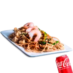 Yakisoba más lata de bebida